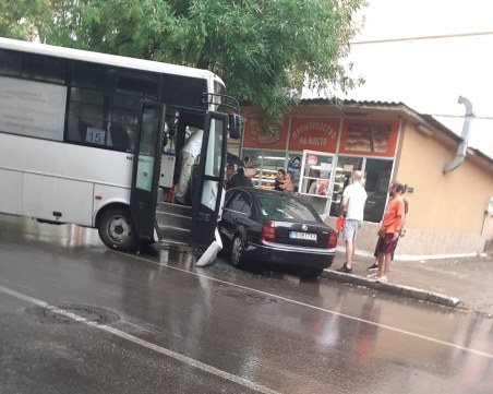 Автобус от градския транспорт блъсна кола в Пловдив