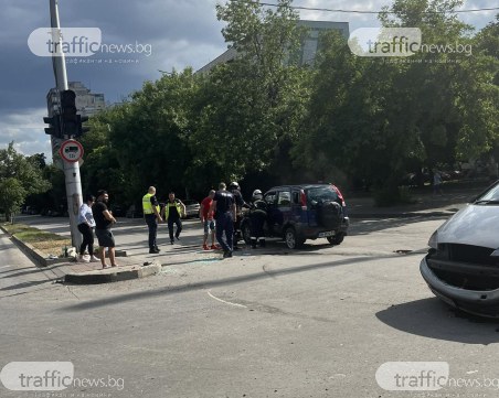Кола се обърна по таван на кръстовище в Кършияка