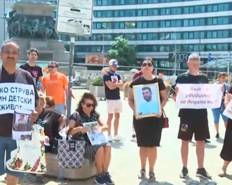 Протест на близки на загинали при катастрофи в София