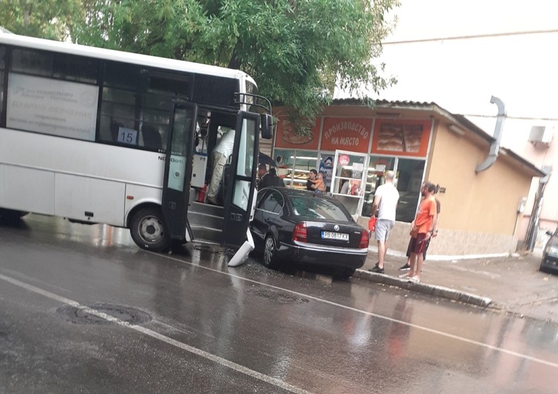 Автобус от градския транспорт блъсна кола в Пловдив