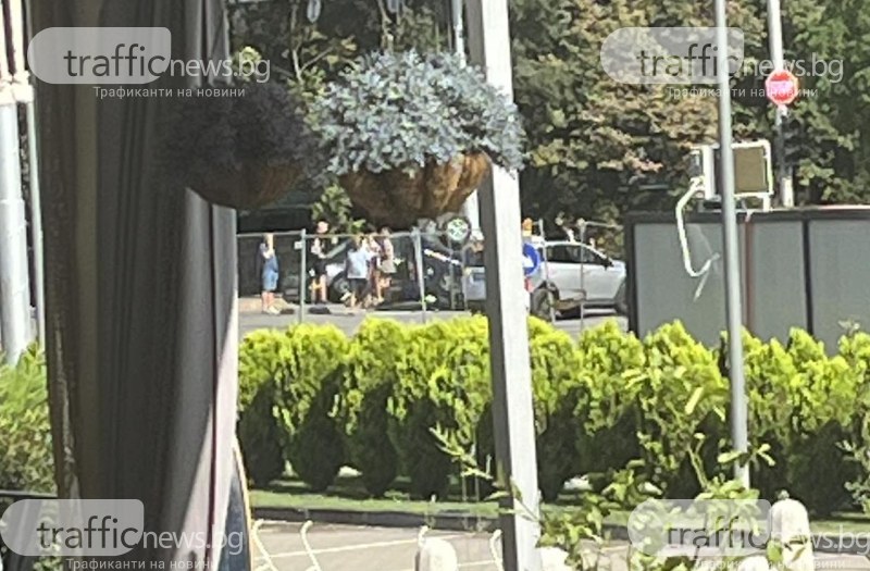 Кола  се обърна по таван на кръстовището на бул. Дунав