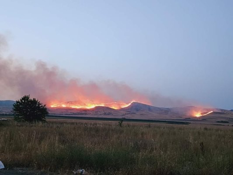 Около три хиляди декара сухи треви и стърнища изгоряха при