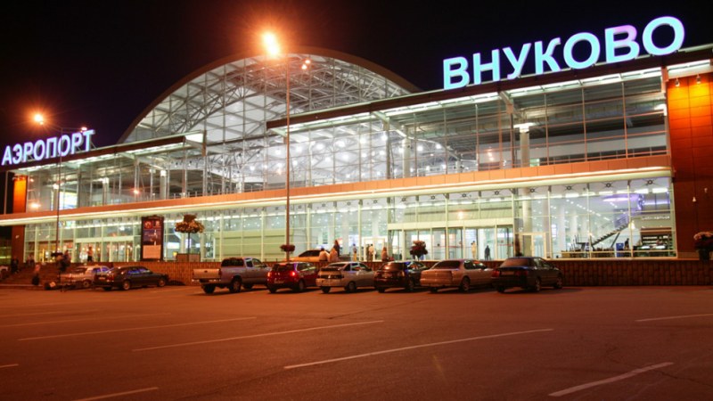 От 10:26 московско време на летище Внуково бяха въведени временни