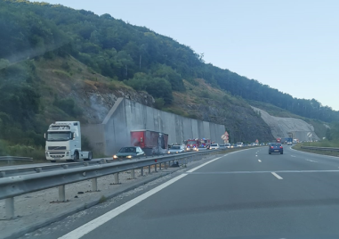 Тежкотоварен автомобил се е запалил на магистрала Струва  в посока София Прочетете