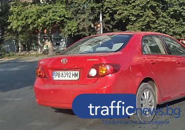 Водач премина на чисто червено на светофар в Пловдив Шофьорът