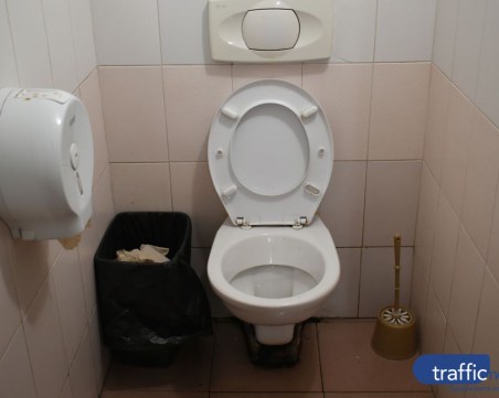 20-годишна роди в тоалетна на автогара в Белград, бебето паднало в нея