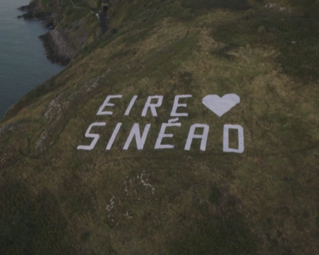 Почетоха Шиниъд О'Конър с огромен надпис край бреговете на Ирландия