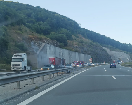 Тир се запали на магистрала 