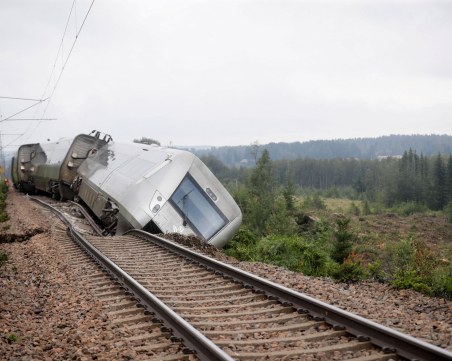 Заради пороите в Скандинавието: Влак дерайлира в Швеция