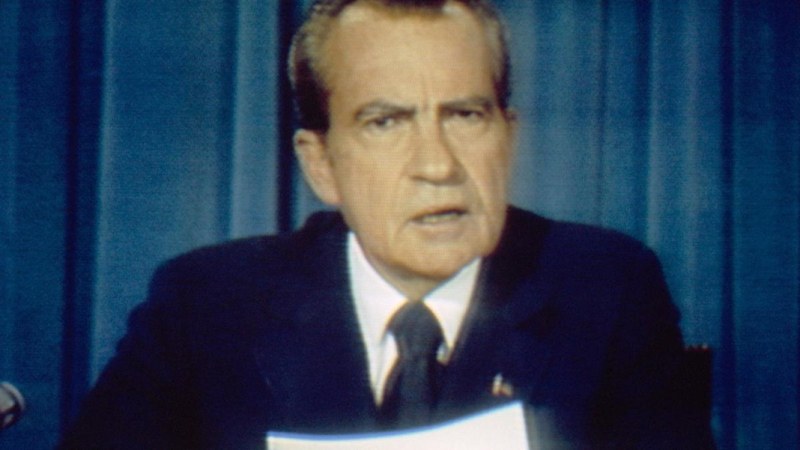 На този ден: Ричард Никсън подава оставка заради аферата „Уотъргейт”.