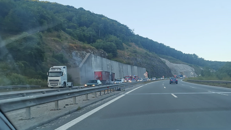 Тежкотоварен автомобил се е запалил на магистрала Струва в посока София.Прочетете