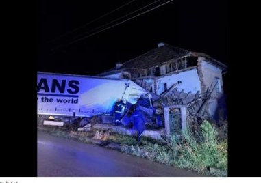 Камион се вряза в къща във врачанското село Осен Дълго