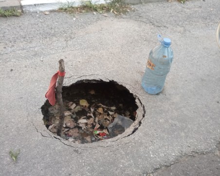 Дупка притеснява водачи и пешеходци в Асеновград, дълбока е поне 50 см