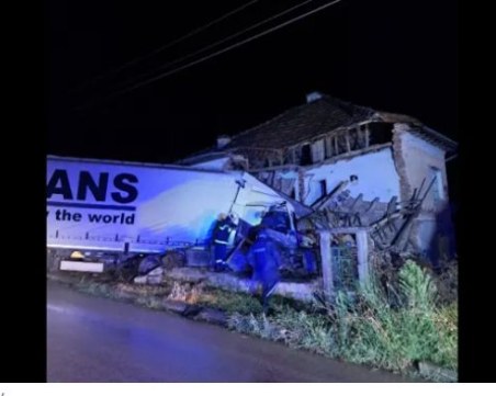 Камион се вряза в къща във врачанско село