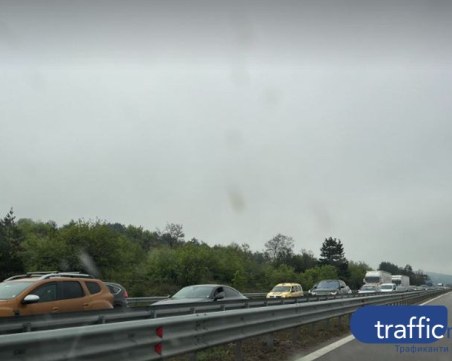 Камион с въглища се обърна на АМ „Тракия” край Пловдив, има огромно задръстване