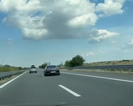 Кола с номер РВ АУУУУУ изпреварва нонстоп през аварийната лента на АМ 