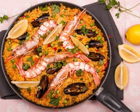 Паеля с пиле и морски дарове