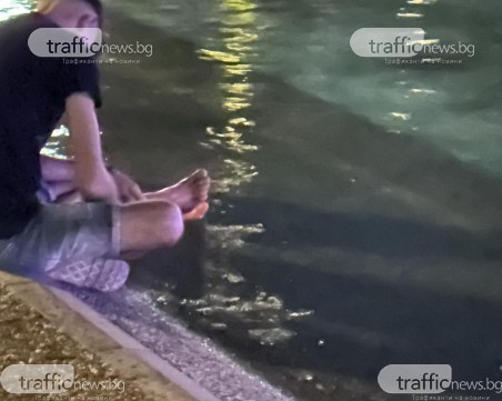 Освен атракция Пеещите фонтани се ползват от някои и за „обществен басейн”