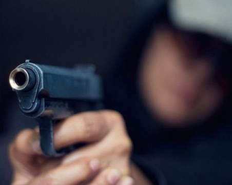 Пенсионер размахва пистолет и заплашва съседи и столични полицаи