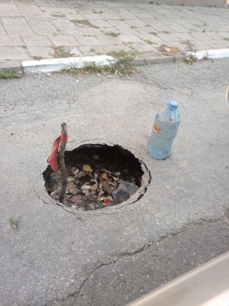 Дупка притеснява водачи и пешеходци в Асеновград, дълбока е поне 50 см