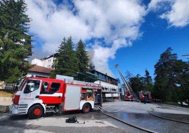 Седем екипа огнеборци и автомеханична стълба гасят пожар в хотел