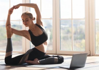 Подходящите йога практики за лятото включват забавяне на дъха балансиране