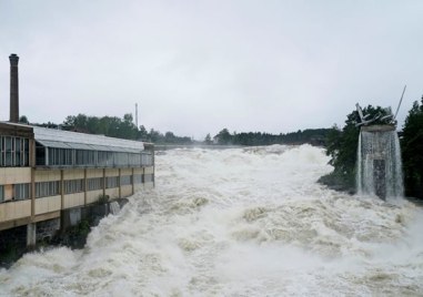 Язовирна стена на норвежка река частично се срути днес а