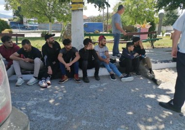 Полицията в Карлово залови 12 нови мигранти днес предаде БНТ