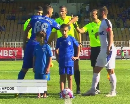 8-годишното момче, ударено от мълния, даде началния удар на футболен мач