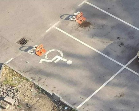 Абсолютно незаконно: Кой постави антипаркинг скоба на инвалидно място в Кючука?