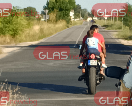 Безразсъдно! Вижте как мъж вози дете на мотор в Пловдивско