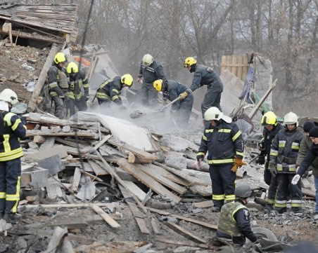 Киев твърди, че Русия обстрелва жилищни зони в Запорожие, най-малко трима са загинали