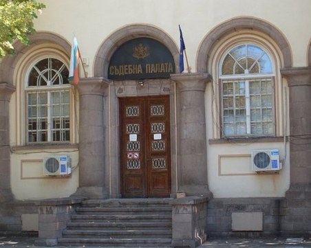 Ревнивец разцепи главата на съпругата си край Първомай, децата им измили кръвта от пода