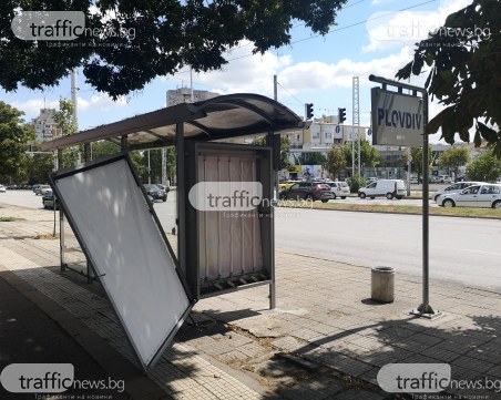 Вандали нападнаха спирката срещу бившата Полиграфия, трети ден стои разбита