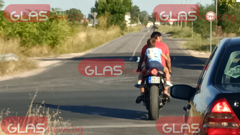 Безразсъдно! Вижте как мъж вози дете на мотор в Пловдивско