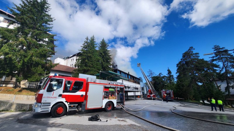 Седем екипа огнеборци и автомеханична стълба гасят пожар в хотел