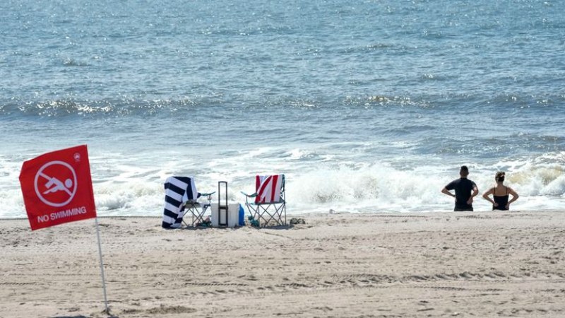 Ню Йорк затвори популярния плаж Рокауей във вторник, след като