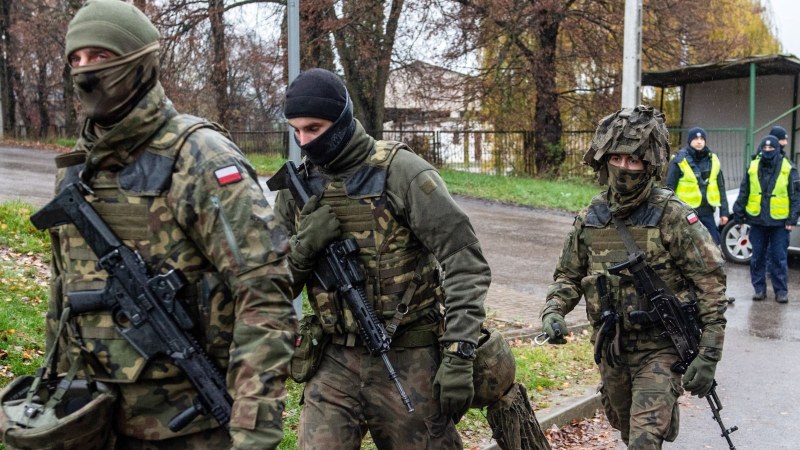 Полша изпраща 2000 войници на границата си с Беларус