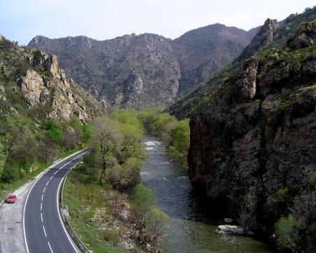 Камък падна върху кола в Кресненското дефиле, има ранен