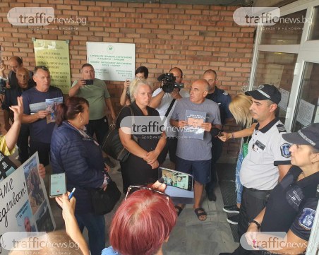 Протестиращите щурмуваха прокуратурата, все пак приеха майката на Митко след 30 минути скандирания