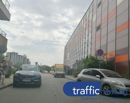 Пловдивчани: На дами с луксозни коли не им се плащат 2 лв. за паркинг, блокират платното