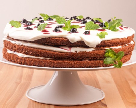 Рецепта за торта с готови блатове и домашно сладко