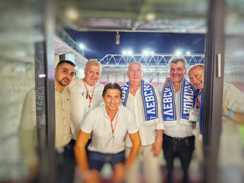 Бившият собственик на Левски Майкъл Чорни гледа мача на сините