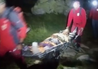 Спасителите на планинската служба е трябвало да свалят човек със счупен