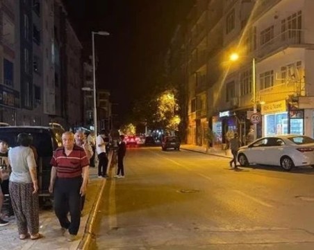 23 са ранени при земетресението в Турция, хората скачали от балконите си