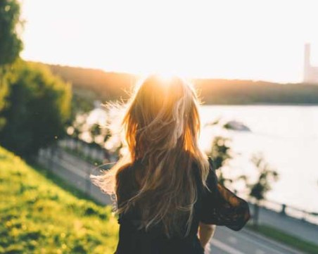 Как слънчевата светлина вреди на косата ни