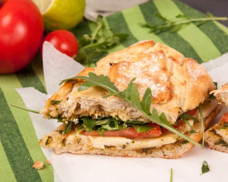 Лесна рецепта за сандвич с песто и моцарела