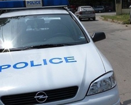 Младежи блъскаха, обиждаха и удряха мъж пред търговски обект, разминаха се с тъкна глоба