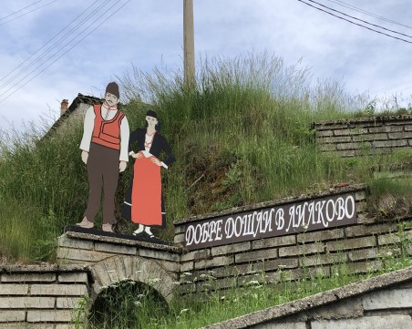 Нестинарски танци и урок по приготвяне на родопски катми на фестивала „Лилково поСреща