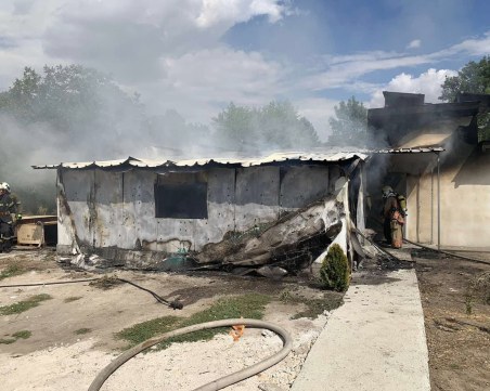 Пожар изпепели част от склад на Овощарския институт в Пловдив